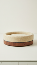 Hundebett aus Wollfilz mit Nussbaum-Sockel